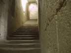 Un troit escalier conduit  la nef suprieure (355kb)